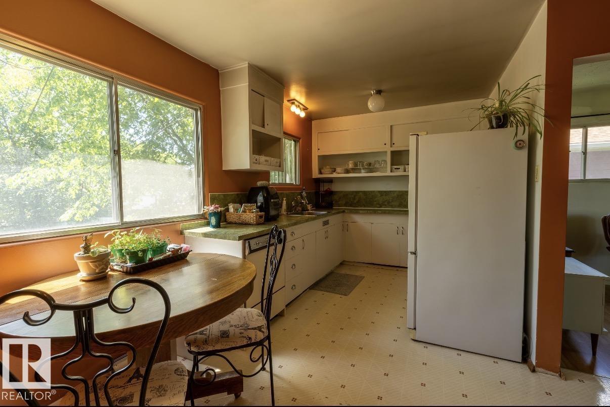 8719 67 AV NW - 17