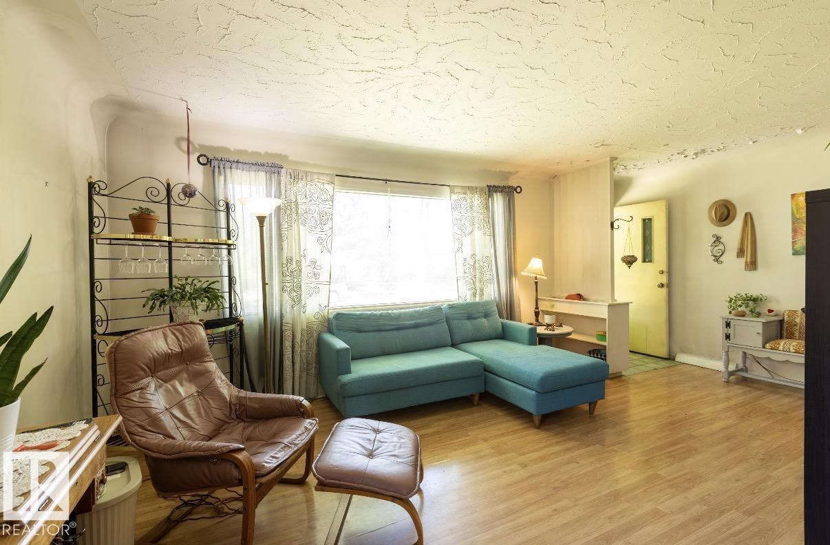 8719 67 AV NW - 13