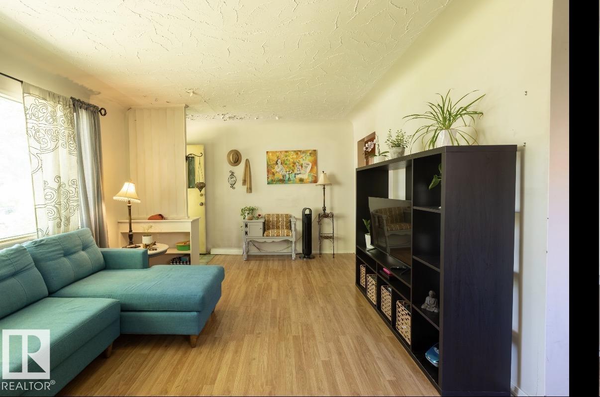 8719 67 AV NW - 16