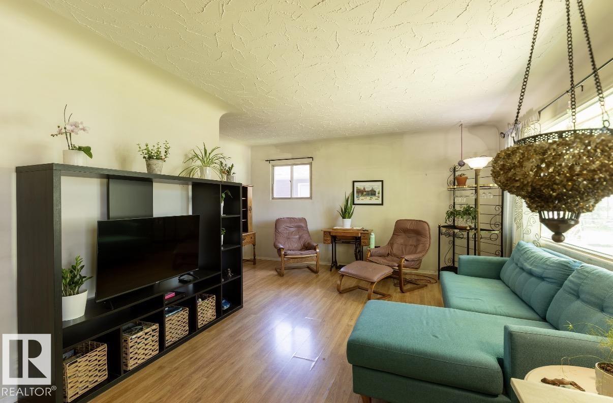8719 67 AV NW - 12