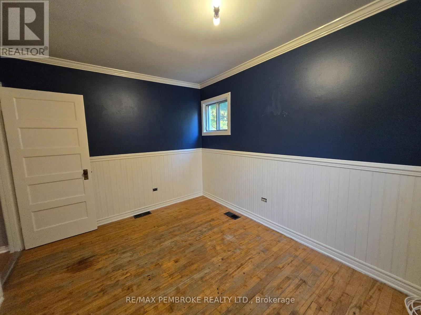 2 Bed, 1 Bath House for Sale in Arnprior – 108 THIRD AVENUE, Arnprior – MLS# X13530266 - Image 10