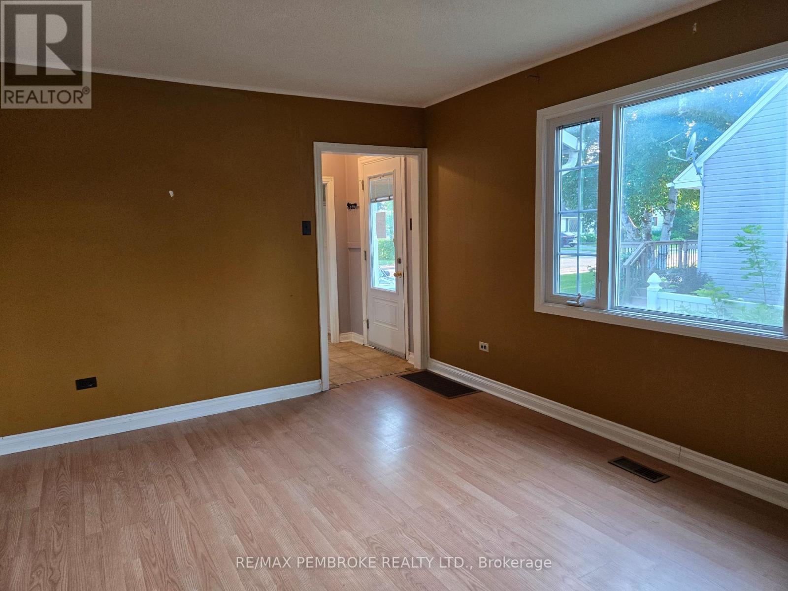 2 Bed, 1 Bath House for Sale in Arnprior – 108 THIRD AVENUE, Arnprior – MLS# X13530266 - Image 7