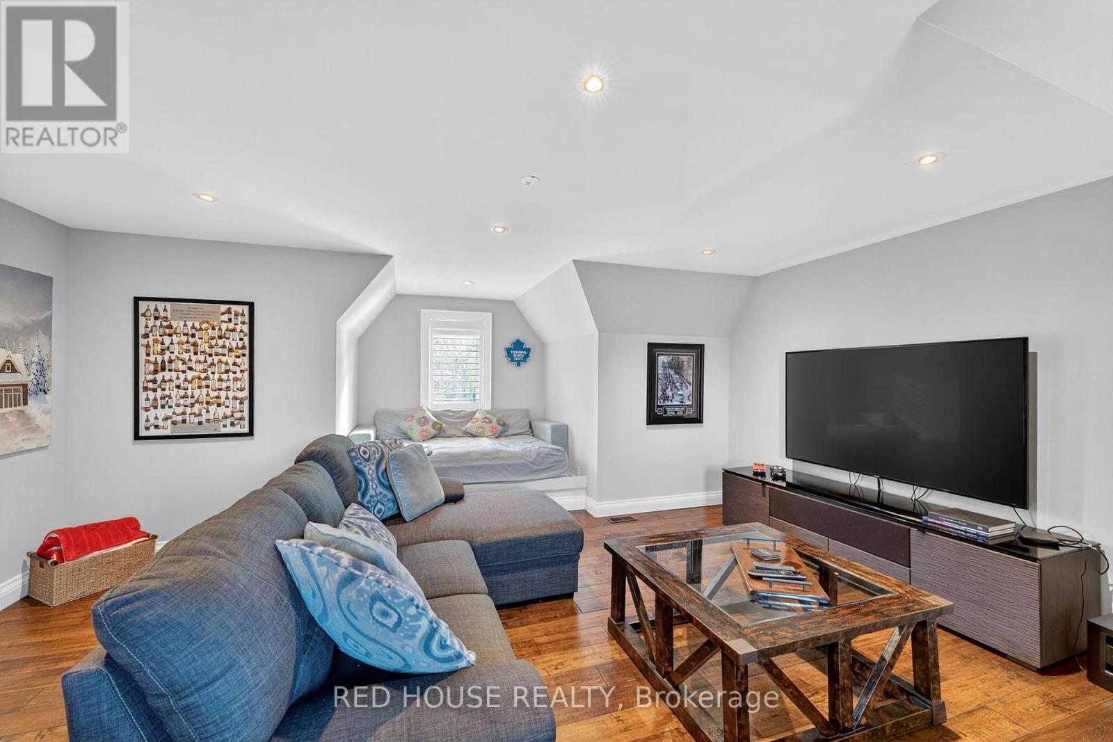 162 DELPHI LANE N - 27