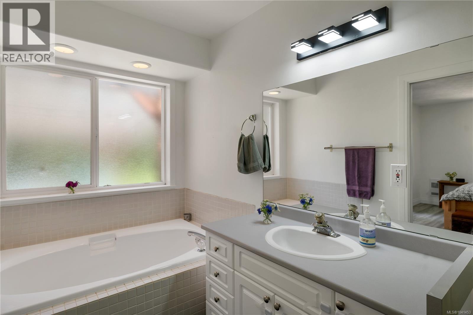 545 Sunset Pl, Port McNeill