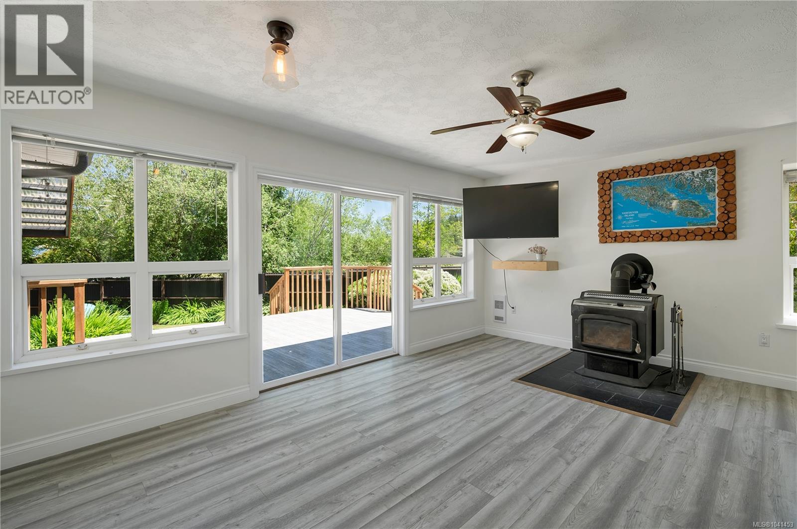 545 Sunset Pl, Port McNeill