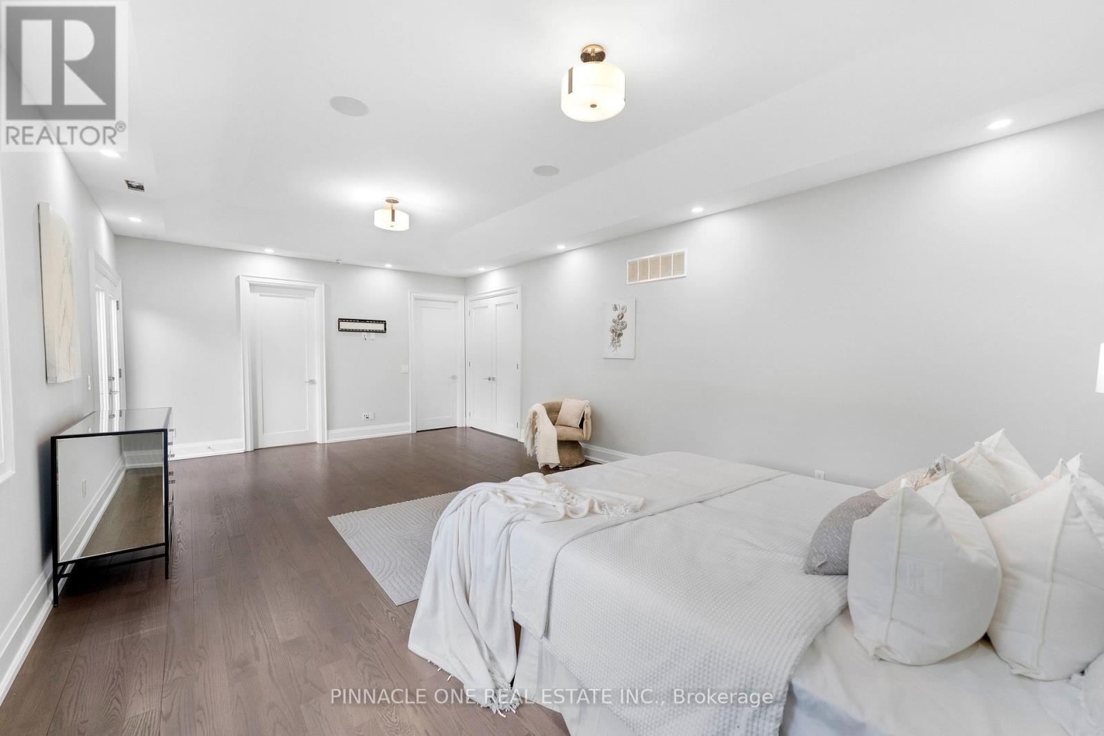 832 SHEPPARD AVENUE - 23