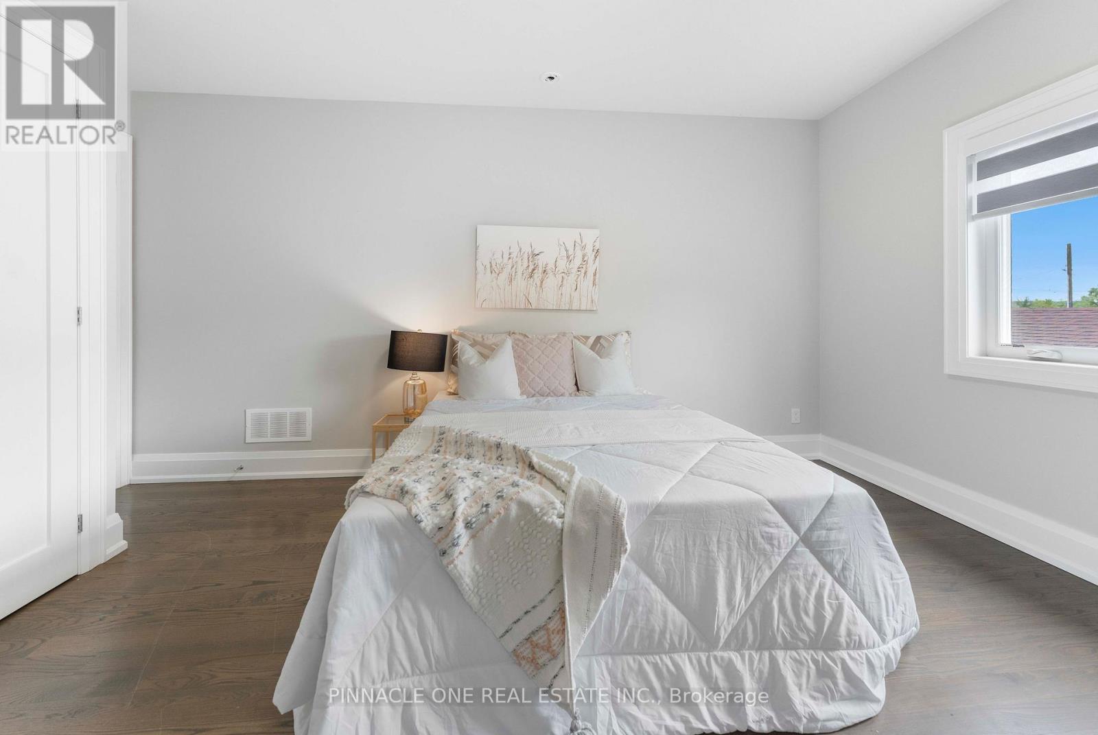 832 SHEPPARD AVENUE - 36