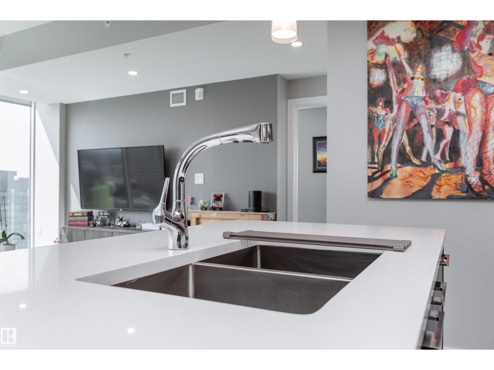 #2400 10180 103 ST NW - 15