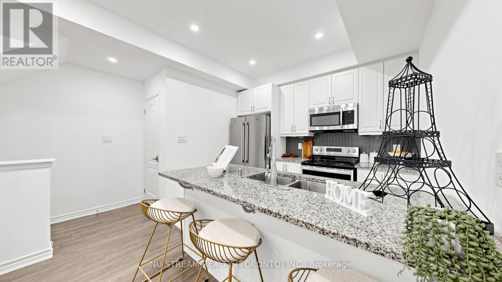 #17 15 HERON PARK PLACE - 16