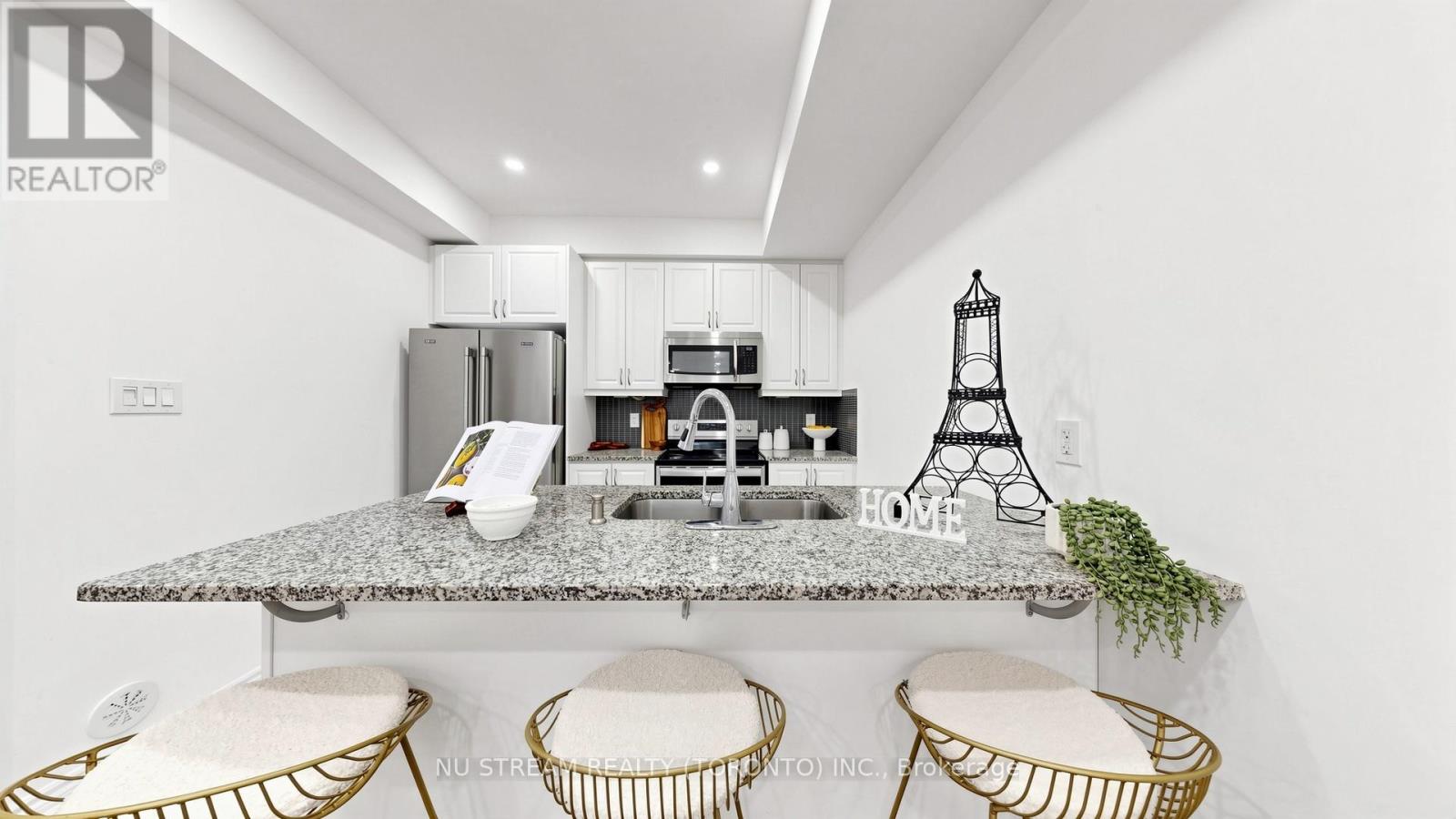 #17 15 HERON PARK PLACE - 15
