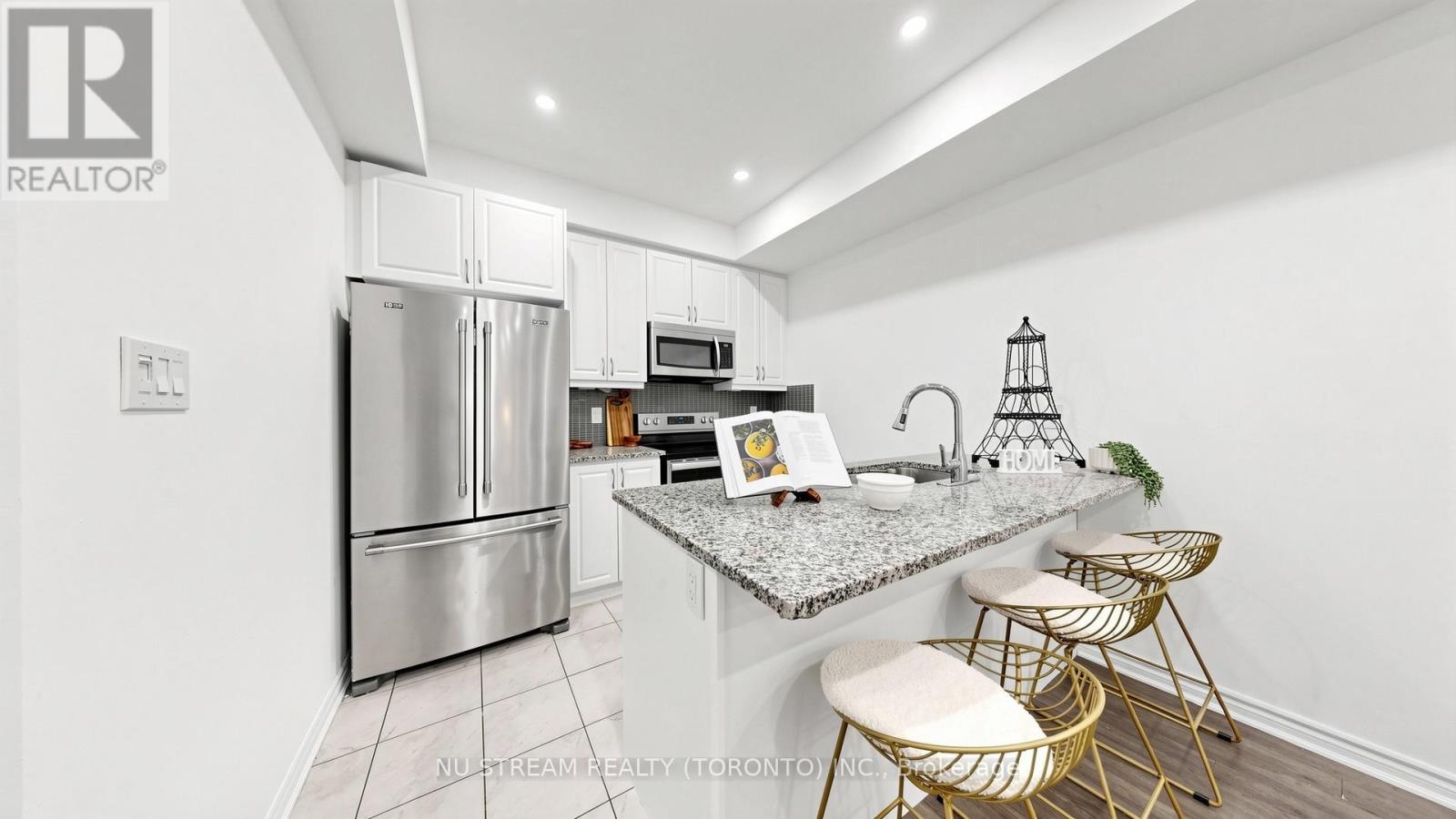 #17 15 HERON PARK PLACE - 14