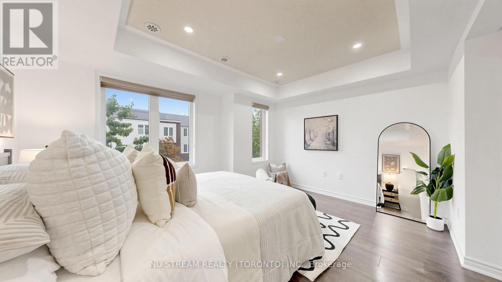 #17 15 HERON PARK PLACE - 24