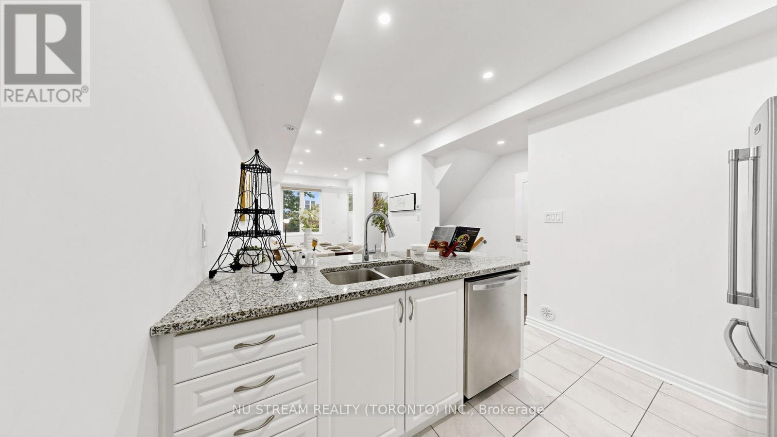 #17 15 HERON PARK PLACE - 19