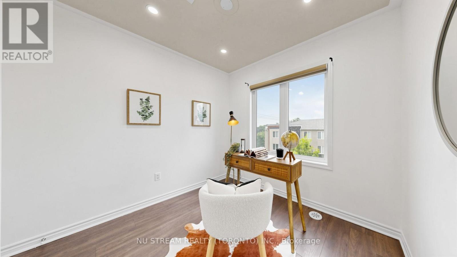 #17 15 HERON PARK PLACE - 33