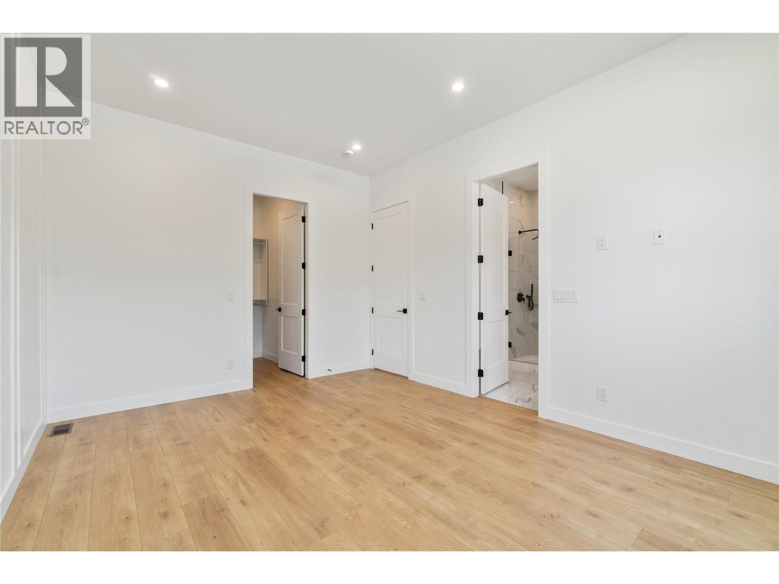 6821 42 Street NE - 21