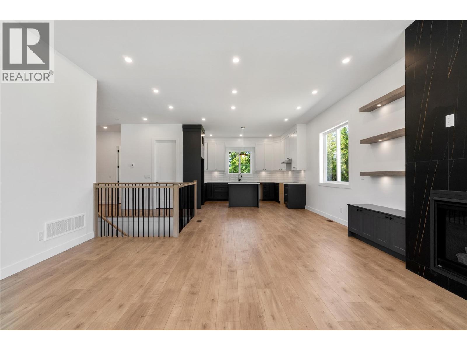 6821 42 Street NE - 16