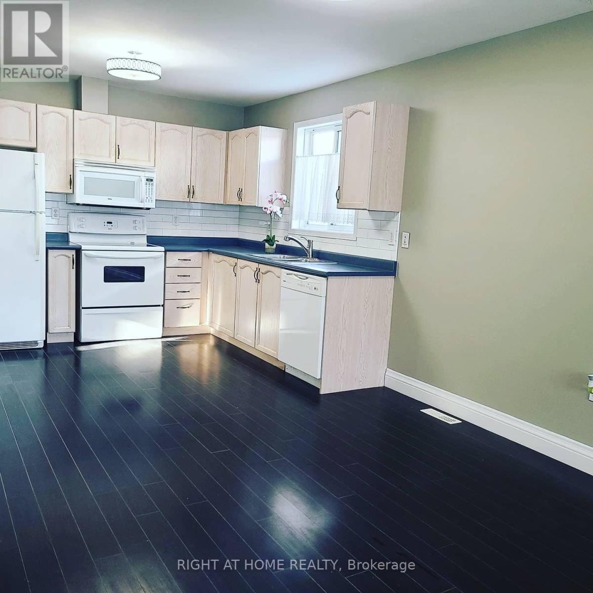 162 HANMER STREET E - 3