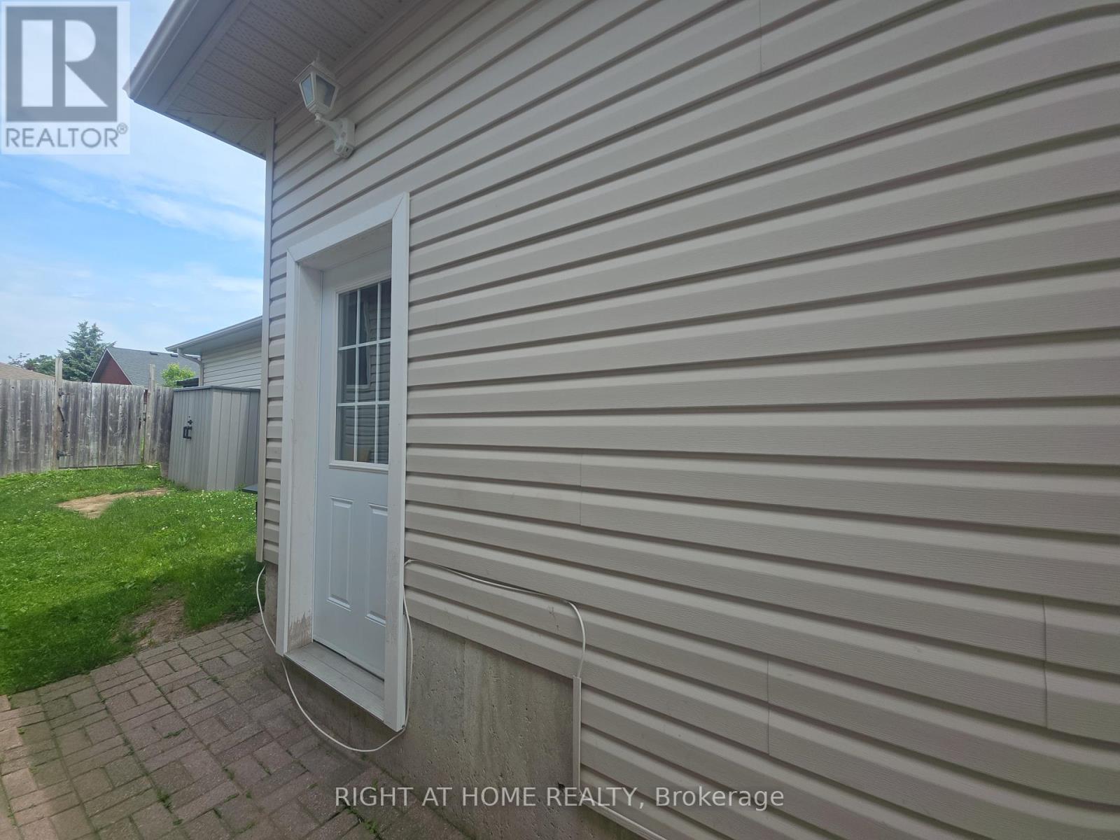 162 HANMER STREET E - 8