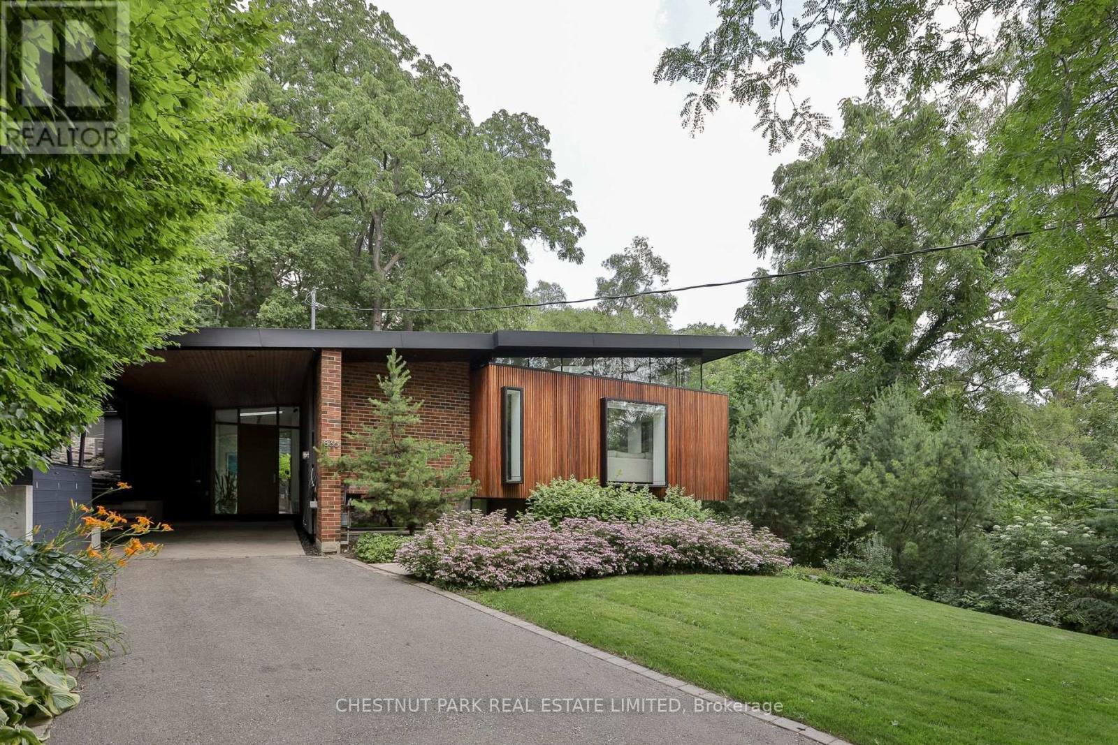 835 ROYAL YORK ROAD - 44