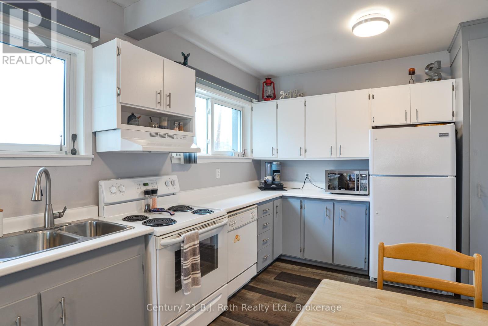 100 LACLIE STREET - 11