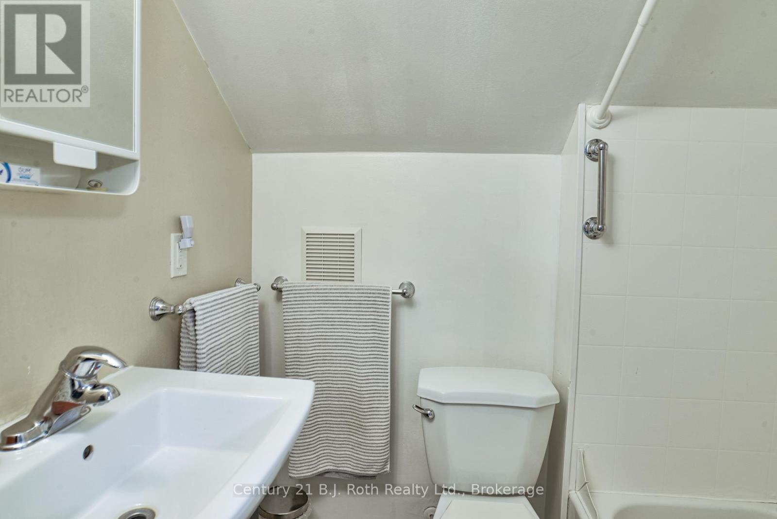 100 LACLIE STREET - 19