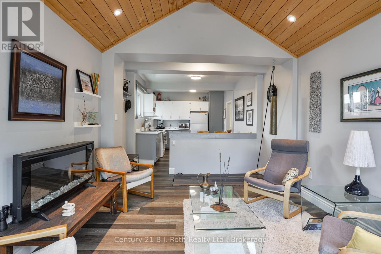 100 LACLIE STREET - 9