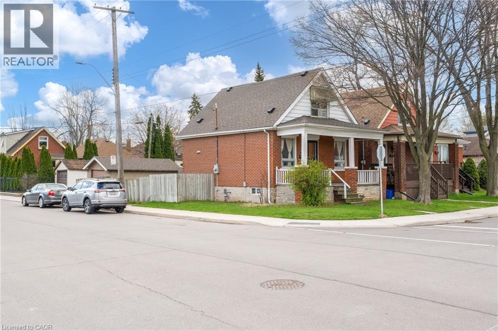 118 CAMERON Avenue N - 1