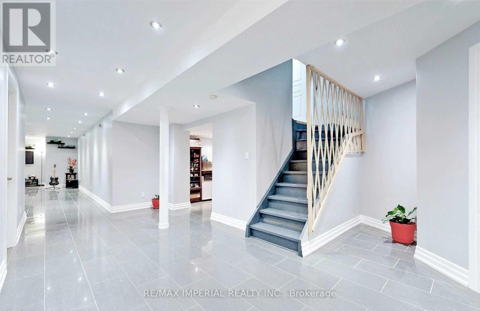 156 GOLDENWOOD CRESCENT - 28