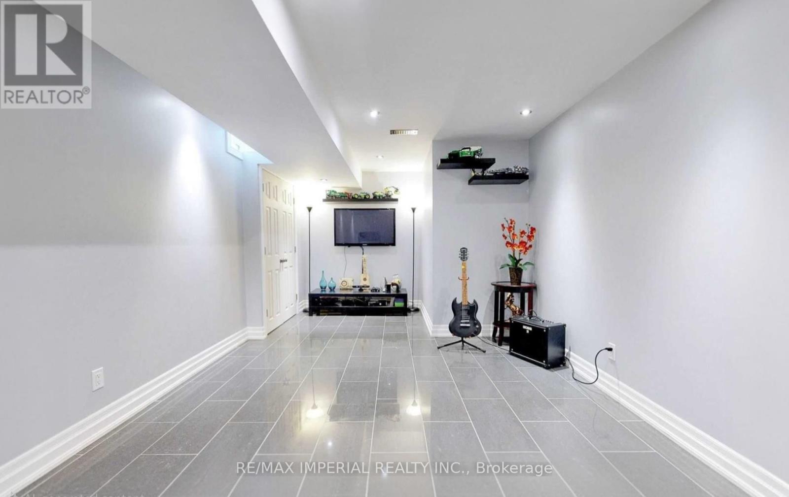 156 GOLDENWOOD CRESCENT - 32