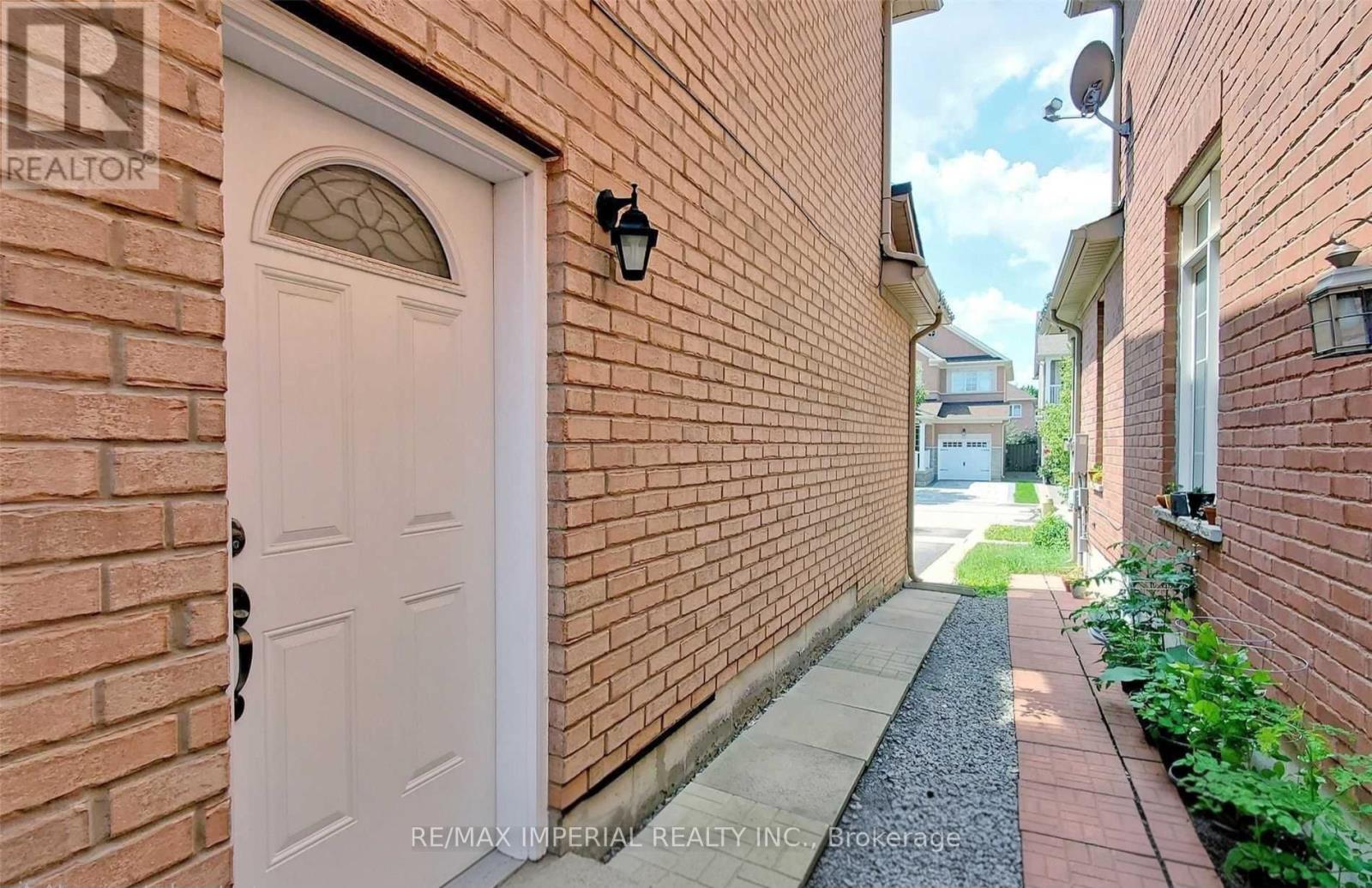 156 GOLDENWOOD CRESCENT - 39
