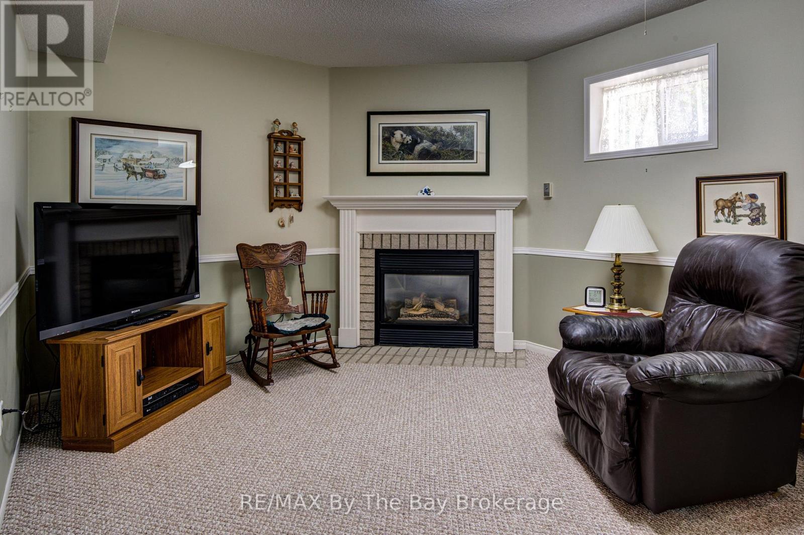 12 SILVER BIRCH AVENUE - 31