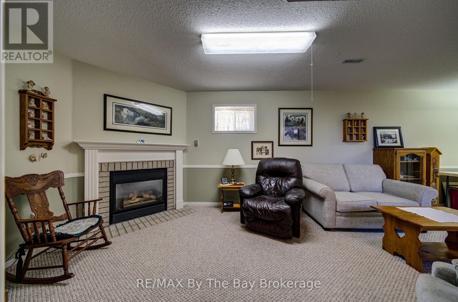 12 SILVER BIRCH AVENUE - 32