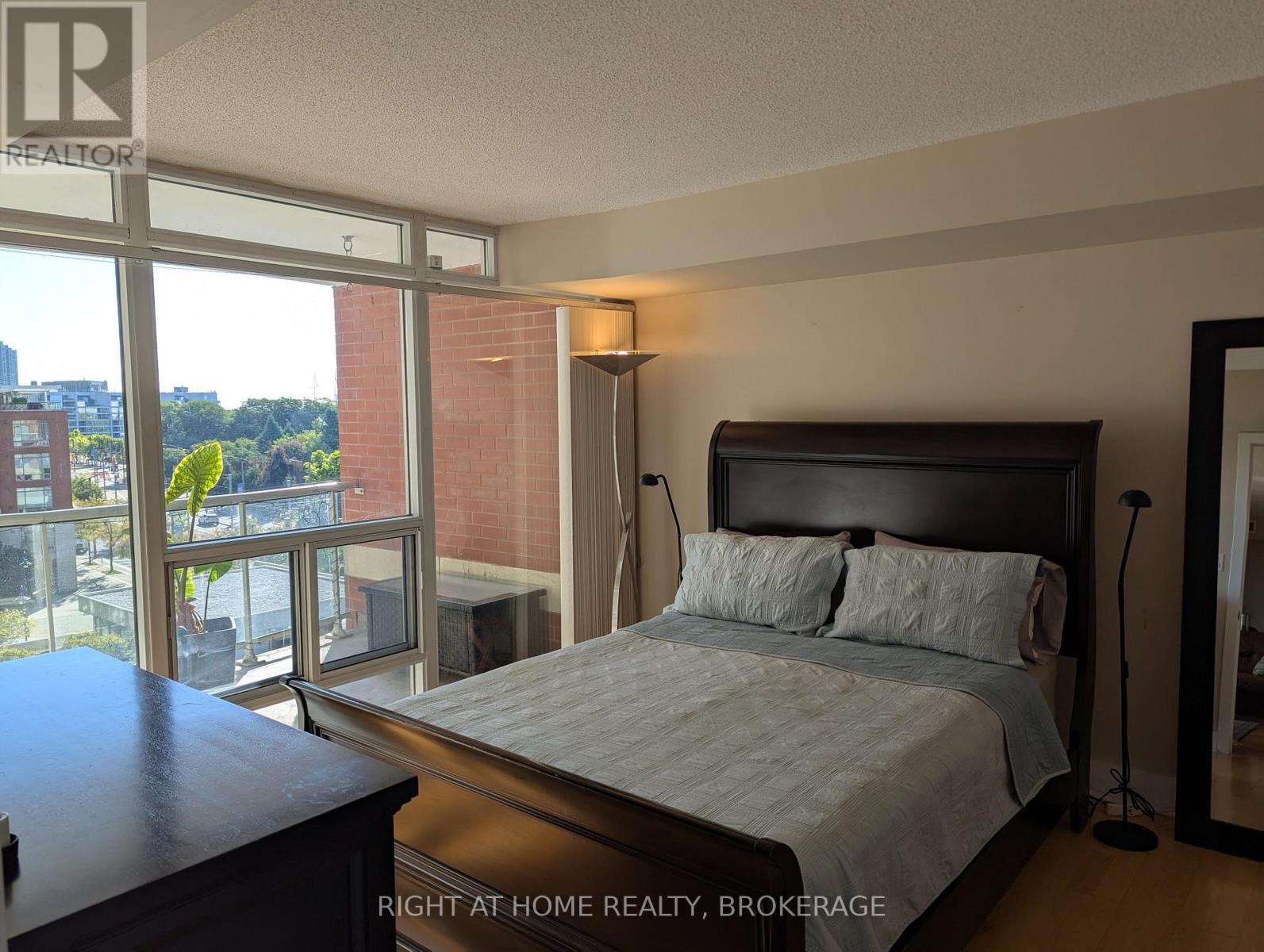 #608 550 QUEENS QUAY W - 12