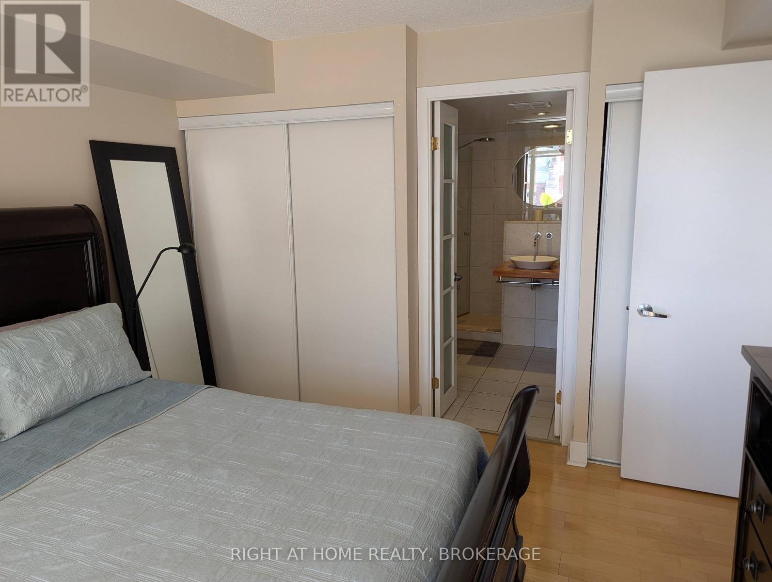 #608 550 QUEENS QUAY W - 13