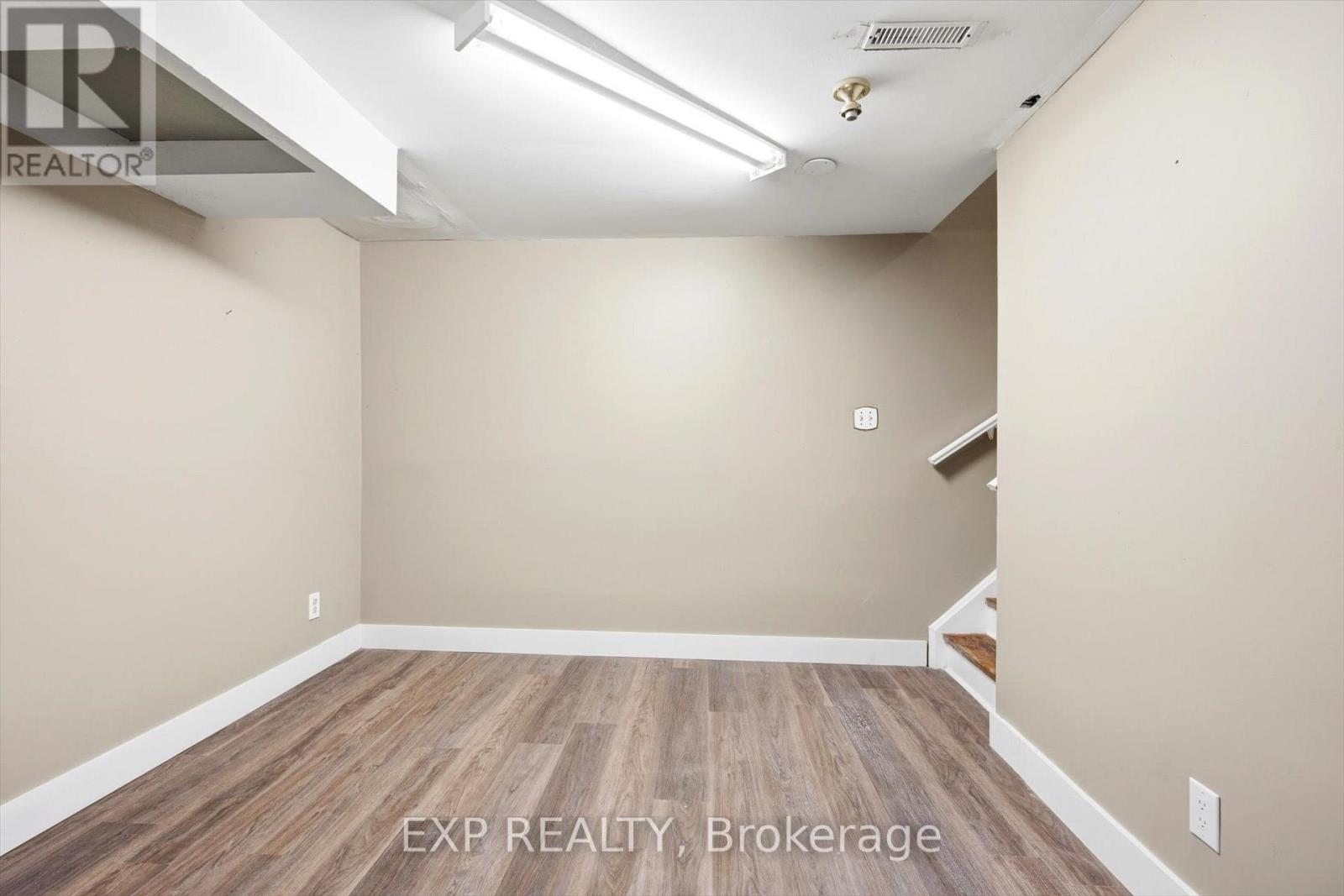 #31 2050 UPPER MIDDLE ROAD - 22
