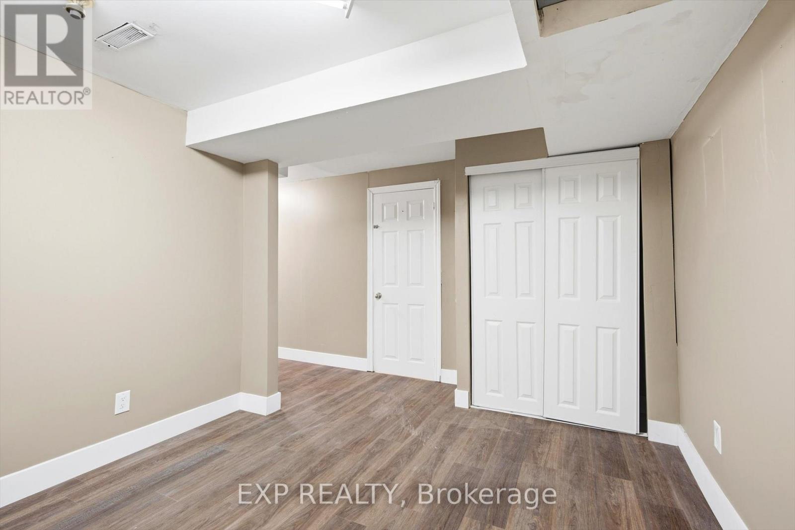 #31 2050 UPPER MIDDLE ROAD - 23