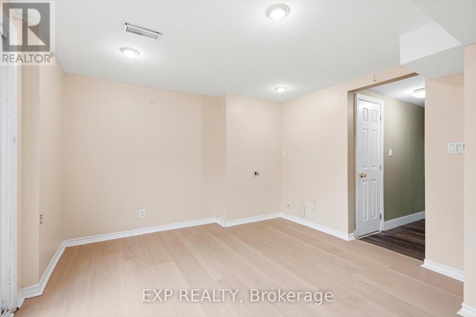 #31 2050 UPPER MIDDLE ROAD - 25