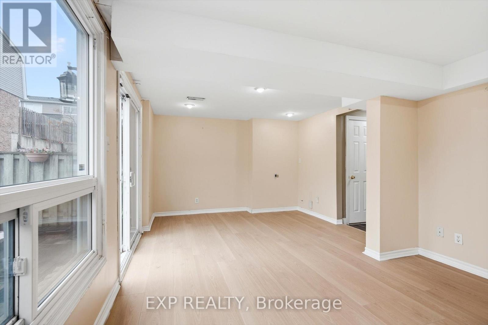 #31 2050 UPPER MIDDLE ROAD - 27