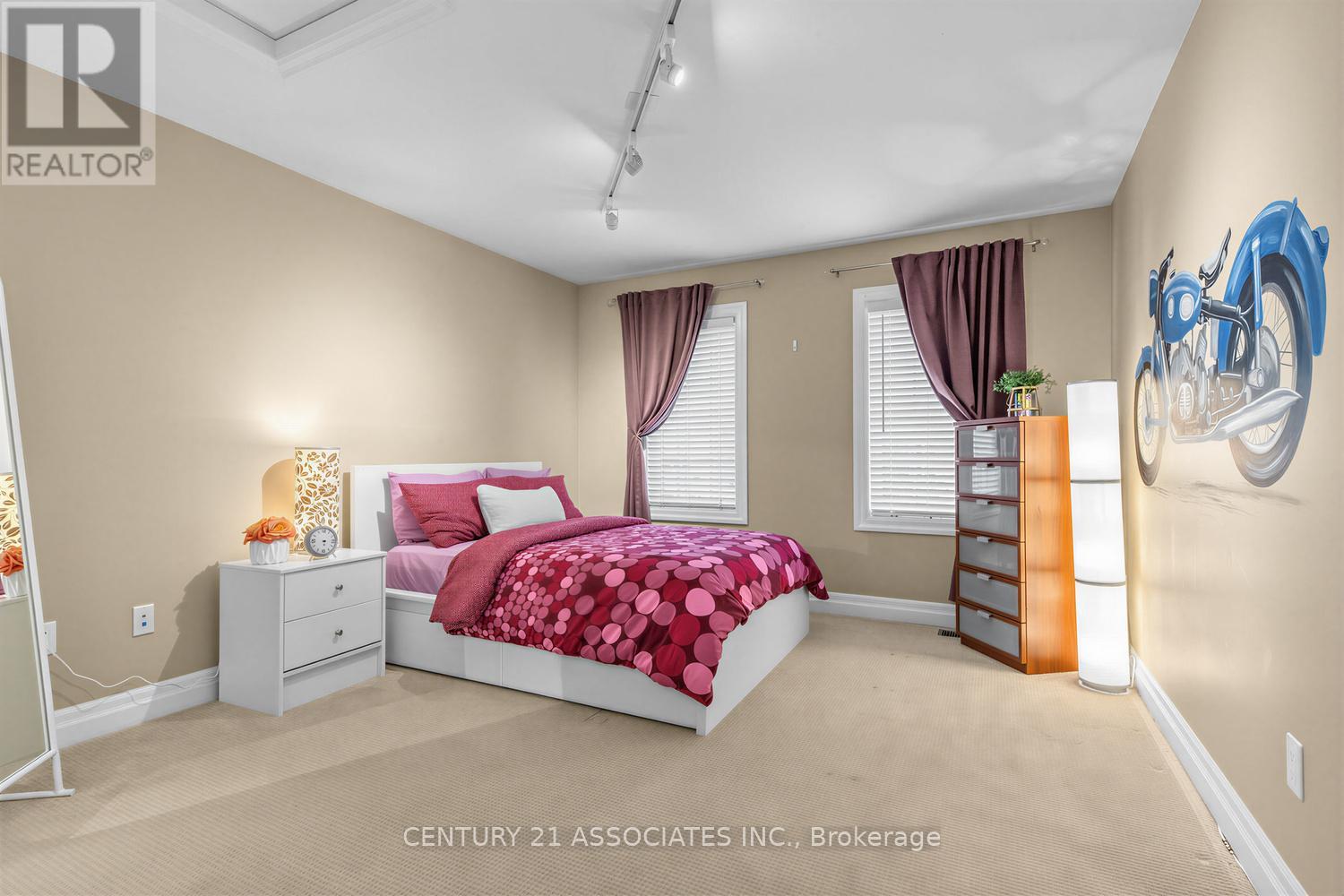 29 BLACK DIAMOND CRESCENT - 32