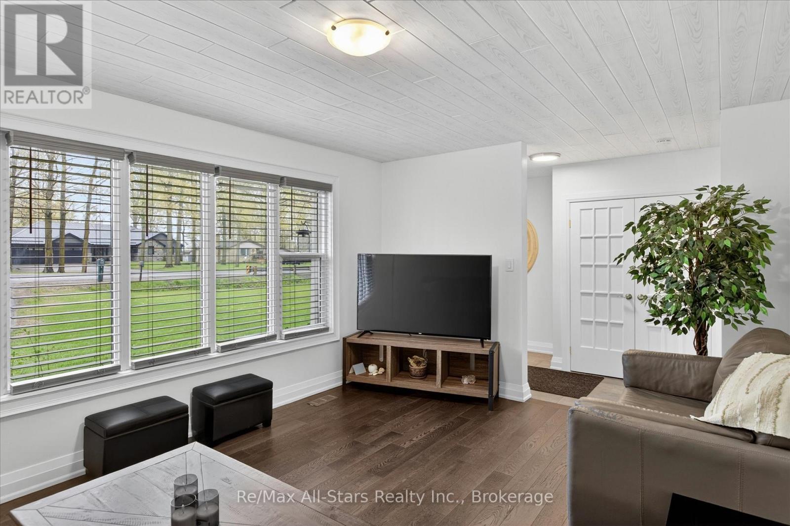 1558 HIGHWAY 7A - 9