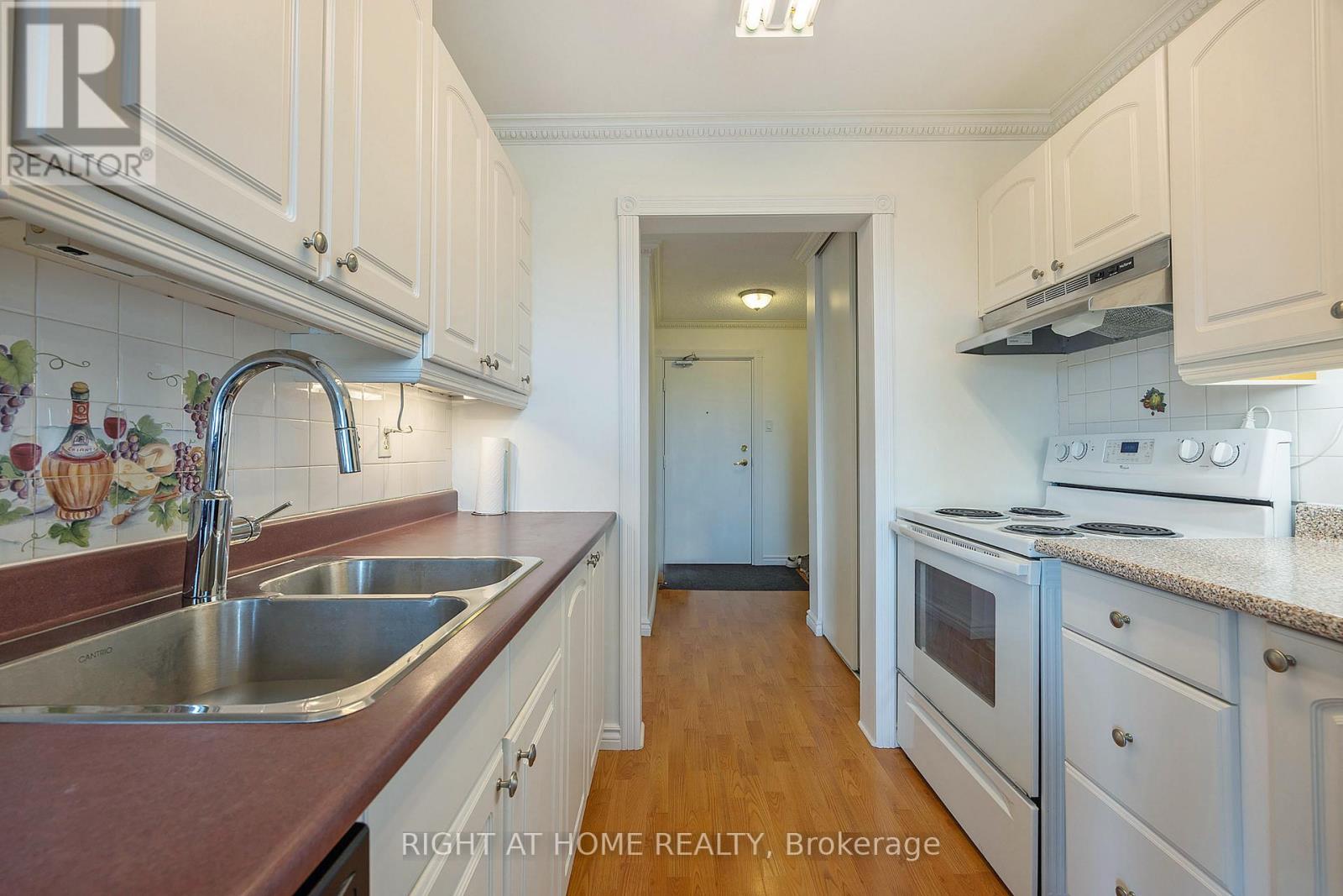 #701 986 HURON STREET - 22