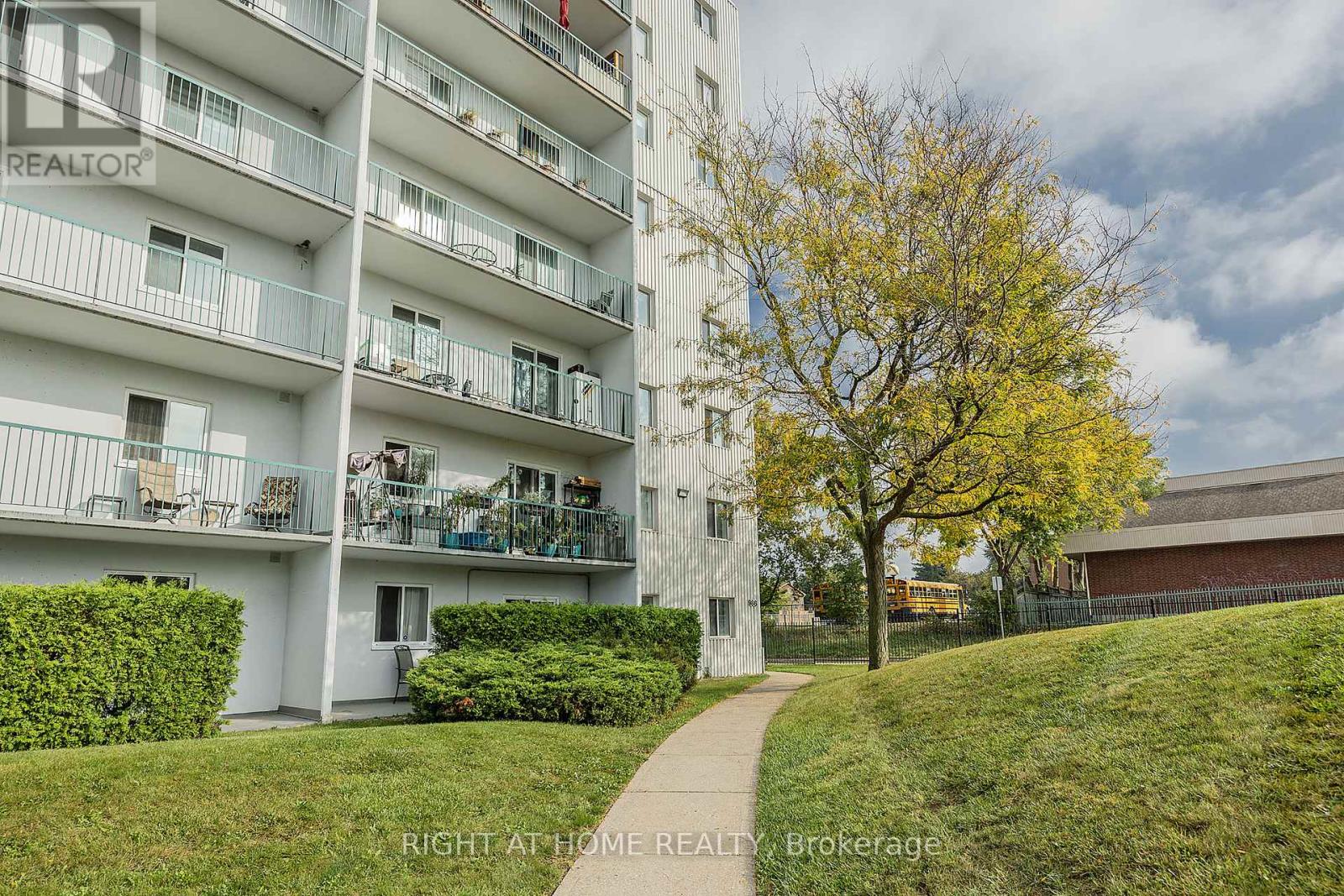 #701 986 HURON STREET - 31