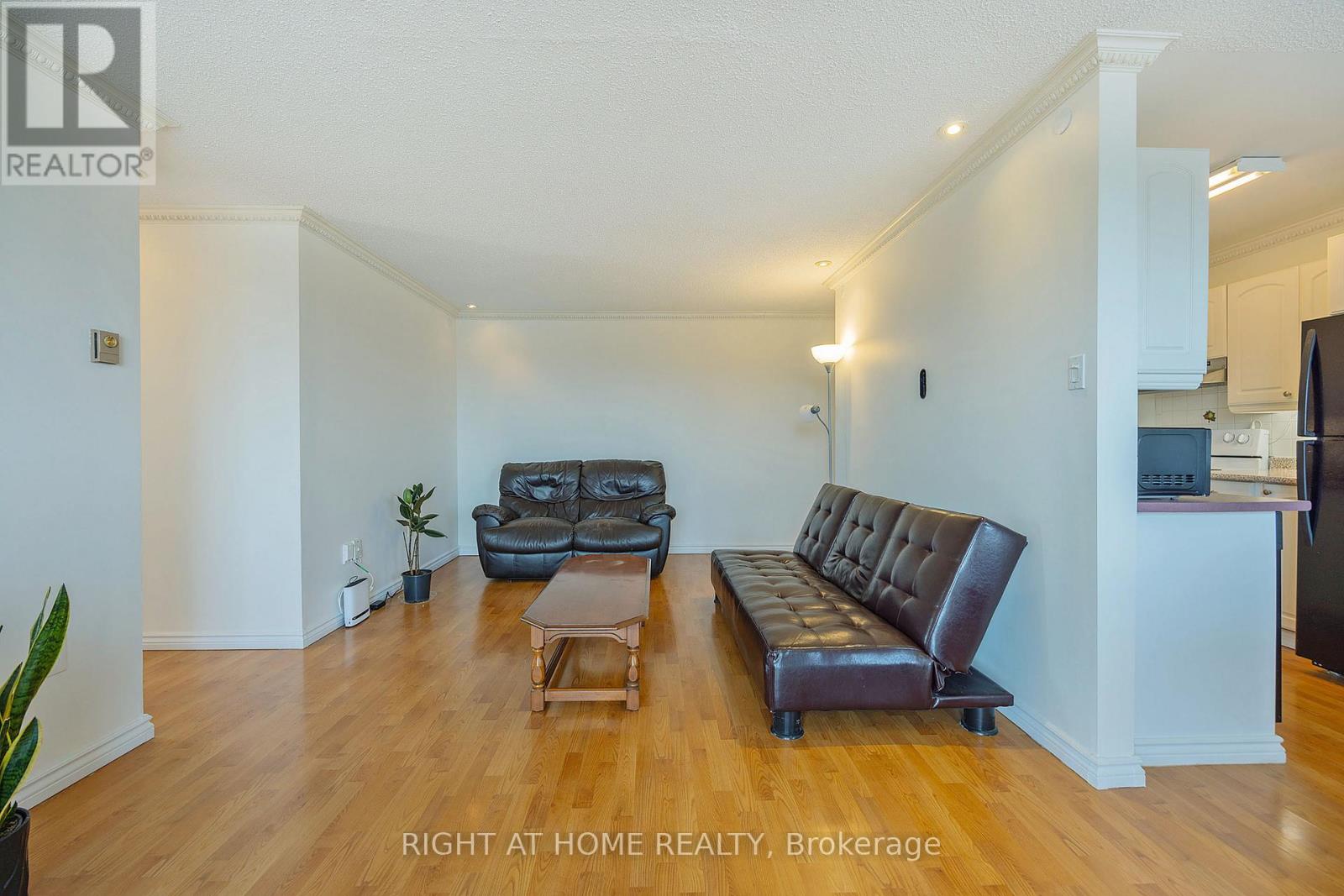 #701 986 HURON STREET - 9
