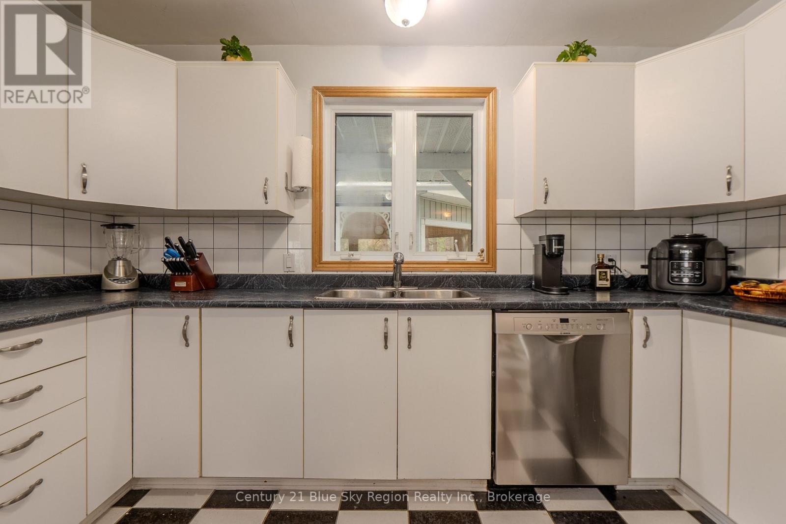 310 PINECREEK CRESCENT N - 12