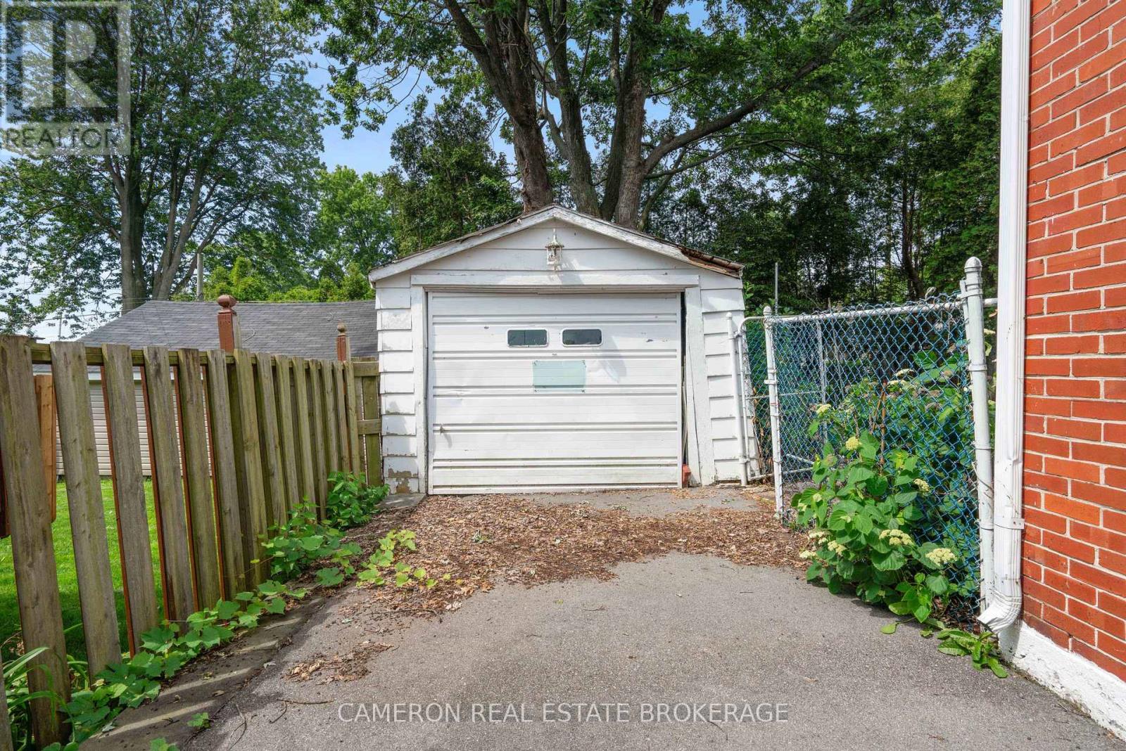 11 DUNBAR AVENUE - 7