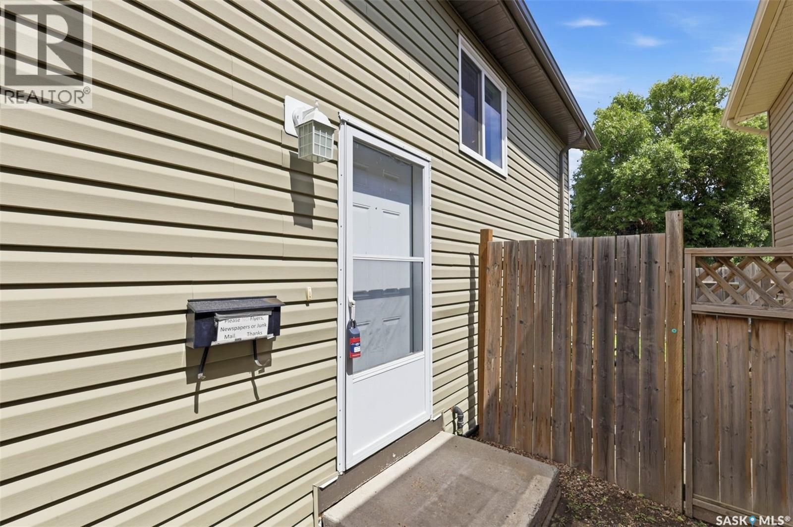 #26 55 Borden CRESCENT - 2