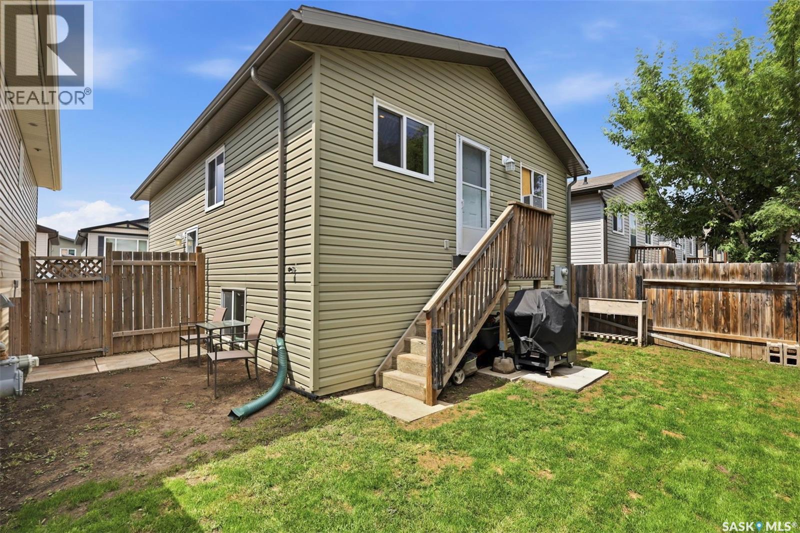 #26 55 Borden CRESCENT - 28