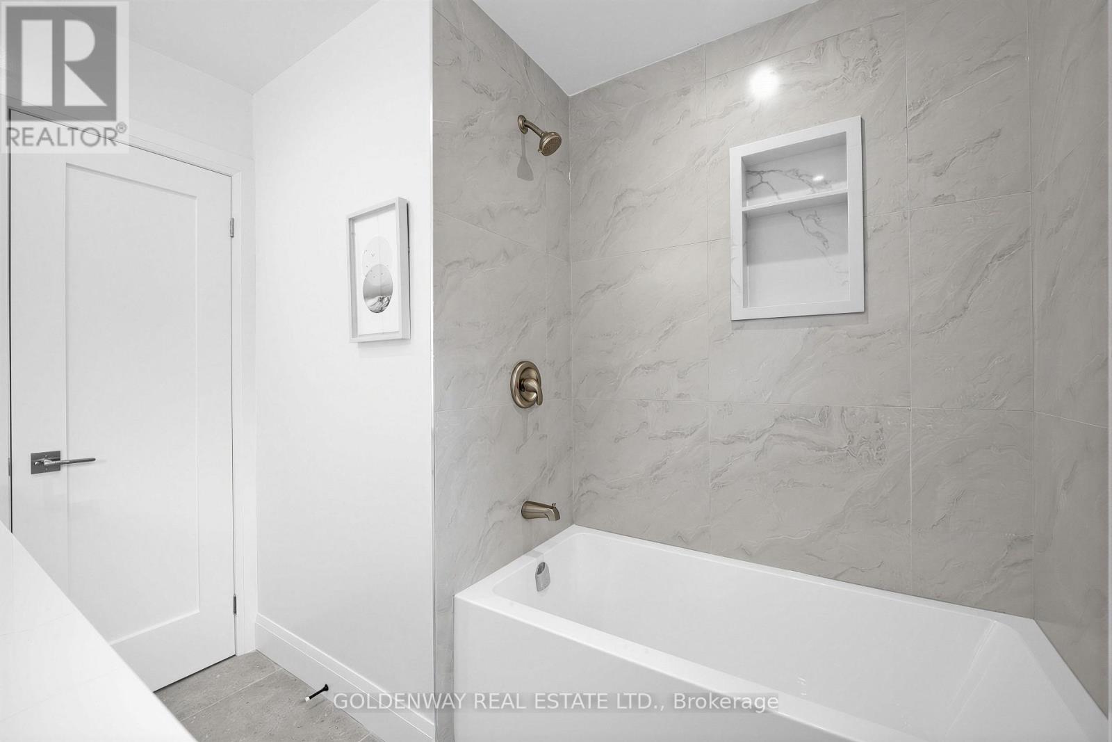 3 SIR LANCELOT DRIVE - 34