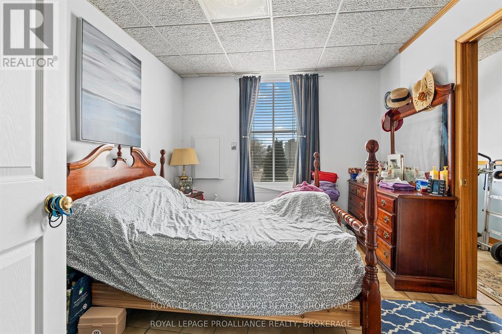 274 WELLINGTON STREET - 4