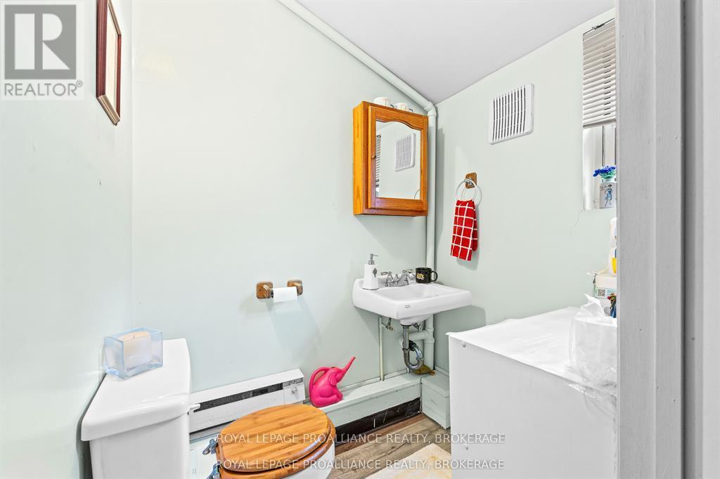270 WELLINGTON STREET - 8